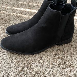 Black Chelsea boots